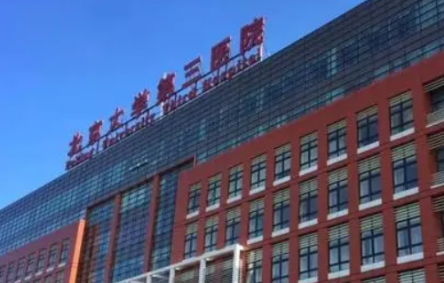 在做双眼皮手术的时候，医生会根据爱美人士的眼部状态来设计方案，比如从双眼皮的宽度,长度还有厚度出发营造美丽的状态，因为做出来的双眼皮如果过宽或者过长也是不好看的，做双眼皮手术就为了提升美感，如果做完之后带来了其他方面的困扰，也是违背了做手术的原则，这时候就需要选择一名经验丰富的医生，那北医三院薛红宇...
