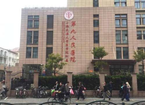公办医院当中经过层层选拔的医生，不仅有着较高的学历和丰富的临床经验，而且大部分的医生都有着自己所擅长的医疗领域，比如说坐诊于上海九院的罗旭松医生，正常进行面部和眼部的整形美容。罗旭松出诊时间是上午:8:00-12:00，下午:13:30-17:00，根据小编了解到的信息，罗医生每周五会在专家门诊出诊...