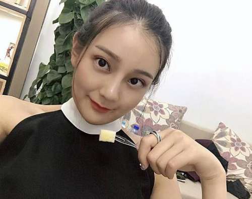 我的鼻子天生就很塌，小时候还以为是没到发育的时候，结果现在二十多岁了鼻子还是和小时候一样，真的非常的难看，显得我的脸一点立体感都没有，为了保证一个美观的外在形象，我每次出门之前都要花费大量的时间去修饰鼻子，时间长了真的非常麻烦，但是如果不化妆的话又会非常难看，真的非常让我苦恼，偶然间跟朋友说起这个问...