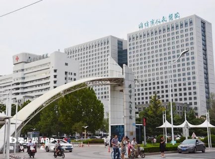潍坊市人民医院，作为山东省内知名的公立医院，以其卓越的整形美容服务而闻名。医院坐落于潍坊市奎文区广文街151号，是潍坊市市级区域医疗中心和潍坊市医学研究中心的重要组成部分。自