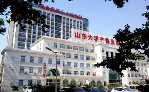 济南市第三人民医院种植牙的技术手法是很不错的，通过种植牙技术解决口腔患者牙齿缺失的状态，让其拥有健康的牙齿，提升个人的颜值和自身的口腔健康，医院种植牙手术技术较好的医生是邵山，黄敬春，赵仪云等医生，他们在种植牙齿技术领域的成绩很不错，是医院实力较强的口腔诊疗专家，长期的工作形成了自己独特的操作优势，...