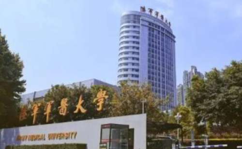 陆军军官大学士官学校附属医院皮秒激光的技术是很不错的，通过此项手术让求美者解决了自己皮肤衰老毛孔粗大的问题，使其拥有精致细嫩白皙的肌肤，该院皮秒激光手术的费用根据当地网络搜索，大约需要1000元以上，不同的手术方式皮肤的状态，手术的费用会有一定变化，医院拥有一支技术出色的整形医师团队，每位医生都有外...