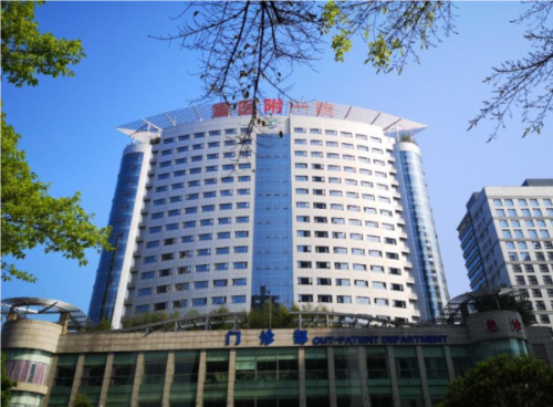 重庆申霄医生毕业于上海复旦大学医学院，之后就一直从事整形工作，专业擅长眼部综合项目，曾赴东京大学附属医院访问学习，拥有多项国家发明专利，也多次在国内外知名权威医学期刊发表文章，在国内有着很高的知名度，受到了业内和求美人士的一致认可。重庆申霄双眼皮案例其实我一直都很喜欢自己的单眼皮，觉得和我的个人形象...