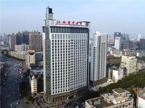 简雪平医生是国内最近几年来知名度提升比较快的整形医生，毕业于国内知名医科大学，擅长眼部整形，从事美容整形行业已有多年，为了提高自身的技术水平，工作之余不断努力学习，多次参加国内各种学术研讨会，与同行切磋技艺，积累经验，他经手的案例紧跟国际潮流，喜欢创新，深受年轻求美者的追捧。简雪平双眼皮案例有着二十...