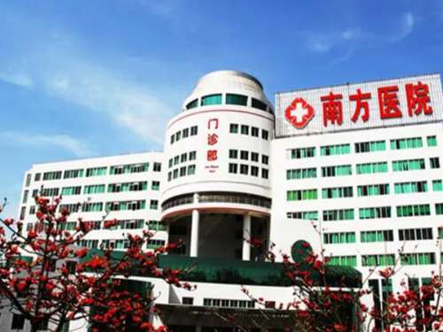广州南方医院美容整形科是华南地区的有名科室，成立时间早，而且在整形美容领域中声誉不小，口碑良好。这里是培训新医生的摇篮，还常常吸引到国内各地的求美者。既然这个科室这么有分量，那广州南方医院美容整形科袁艺怎么样呢?袁医生在这样一个专业环境下的表现值得关注。如果你也对袁艺医生感兴趣，不妨继续看下去，下文...