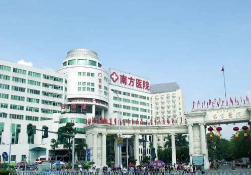 南方医科大学南方医院丰胸多少钱？丰胸手术参考价格5000元左右起胸部是女性身体的重要组成器官，对于众多胸部造型不够理想的爱美者来说，丰胸手术则成为了变美道路当中的捷径。不过选择医院和医生都是一个比较重要的环节，南方医科大学南方医院在丰胸手术方面有着较高的专业水准，院内鲁峰、冯传波、张立宪等医生都有着...