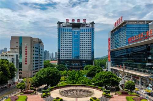 重庆新桥医院植发怎么样?对于许多人来说，植发不仅仅是一种美容手段，更是一种重获自信的方式。重庆新桥医院作为当地的三甲公立医院，其植发服务受到了广泛关注。这里将深入探究重庆新桥医院在植发领域的专业实力和服务质量，为那些正在考虑植发的朋友们提供一个良好的评估，请看全新的资料分享吧!1、重庆新桥医院植发怎...