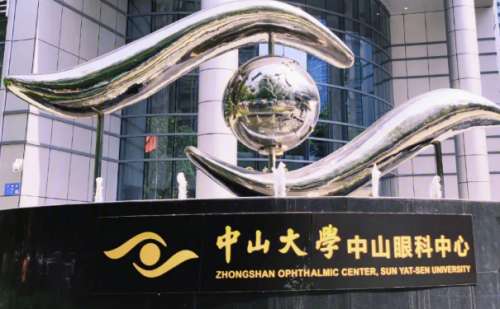 中山大学中山眼科中心梁轩伟切眼袋技术是很厉害的，他是该院眼整形科主任医师，掌握充分的学术知识，在临床方面也有深入研究，能够开展各种类眼部整形美容手术项目，在切眼袋技术方面手法熟练，操作精细，产生的创伤性比较小，术后能够让爱美者拥有紧致年轻的眼部肌肤状态，梁医生实施此类项目的价格范围大概在1000元到...