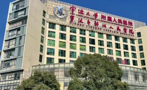 宁波大学附属人民医院童燕萍鼻综合手术技术比较出色，她具有扎实的理论基础及丰富的临床经验，在鼻子整形方面很有见地，能够根据每个人的鼻子缺陷问题进行针对性设计，实施过程中动作熟练，对组织的损伤微乎其微，大大提高了手术的品质保障，术后得到了很多顾客的夸赞，在行业内的口碑好评如潮。一、宁波大学附属人民医院童...