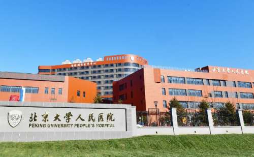 于鑫玮医生是北京大学人民医院口腔科主治医师，他的医术精湛，有责任心，秉承仁心仁术的工作态度，为人和蔼可亲，和患者沟通过程轻松，让患者觉得舒适贴心，对于牙齿矫正技术也有独到见解，他能够根据每个人的天先天性畸形情况以及口腔状态制定针对性的矫正方案，选择适合的方式方法，让患者在极短的时间内能够拥有整齐美观...