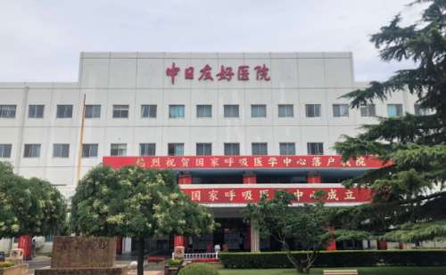 中日友好医院黄文罡医生是一位很有名的美容专家，在整形行业擅长的领域广泛，不论是什么样的整形手术都能够操作的德行应手，尤其在激光美肤方面见解独到，操作光子嫩肤时能够减少皮肤创伤，在较短的时间内帮助顾客解决皮肤问题，达到年轻紧致的嫩化目的，实施价格也很公道，性价比突出。一、中日友好医院黄文罡光子嫩肤技术...
