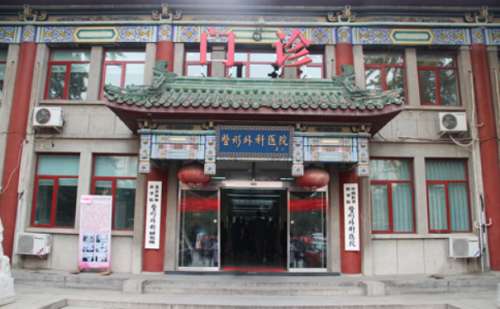八大处整形医院房林除皱美容价格大概在2000元左右起，房医生是一位拥有职业资质的皮肤美容专家，在收费方面不会出现乱收费的情况，不过具体的费用标准需要根据个人的实际年龄以及皱纹程度和想要达到的美肤结果来进行判断。房林医生在皮肤除皱美容技术方面得到了很多顾客的高度赞赏，技术测评好评如潮。一、八大处整形医...