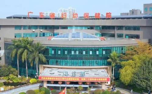 广东省妇幼保健院胡葵葵丰唇珠价格大概在2000元左右起，胡葵葵医生丰唇珠技术水平出色，服务态度热情，很有责任心，在做丰唇整形时会考虑到每个人的真实想法，并且结合五官结构比例和独特气质进行设计，选择适合的填充材料和产品，尽可能地帮助减少创伤性，延长美观时间，在行业内得到了大家的广泛认可与夸赞。一、广东...
