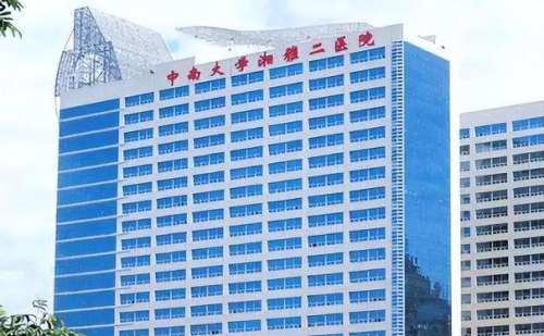 中南大学湘雅二医院王玉银激光祛斑术操作的很熟练，他能够根据每个人的具体色斑情况进行专业设计，注重自然健康美，能够用多年来积累的经验和学术知识，为有需要的爱美者缓解色斑困扰，让皮肤变得白皙光滑。王医生除了在技术方面有较强的可靠性之外，为人也很随和，责任心很强，整个过程中会让顾客觉得舒适放松。一、中南大...