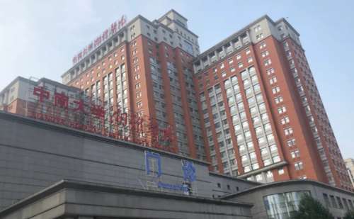 中南大学湘雅医院左琛琛面中凹陷填充玻尿酸技术是很可靠的，提到玻尿酸，这是美容行业内比较常见的美容材料，被广泛地应用到临床实践中，针对一些面部凹陷的情况能够得到合理化填充，虽然技术形式比较简单，但是很考验医生的精细化手法，中南大学湘雅医院左琛琛医生操作这项技术就很拿手，她是该院整形美容外科中的医学博士...