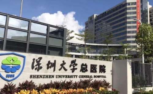 深圳大学总医院曹军牙齿不齐矫正的价格大概在7000元到40000元左右，实际的费用标准并不统一，需要因人而异，曹医生是该院口腔科实力主任医师，掌握各种临床矫正技术，并积累了大量的实践经验，能够根据每个人的口腔进行情况制定针对性的矫正方案，在短时间内让患者能够拥有整齐美观的牙齿形态和口腔状态。一、深圳...