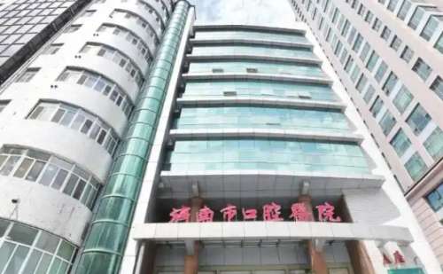 牙齿若出现缺失问题，会让牙齿的美观性和功能性受到影响。想要解决牙齿缺失问题，可以选择种植牙技术，能够拥有和真牙一样的种植牙齿。济南市口腔医院葛文章进口种植牙技术水平很不错，价钱大概需要8000元起步，具体的手术费用与材料选择以及种植牙难度高低有关。医院有严格的收费标准，会按照个人实际情况来收取更加合...