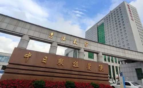 吉林大学中日联谊医院郭宝锋脸颊凹陷填充玻尿酸效果真是自然，技术亮点比较突出，他对待患者的态度超级好，值得点赞。玻尿酸是美容行业内一种常用的美容材料，具有很强的实施优势，再填充到人体肌肤内之后，可以起到一定的锁水补水及塑形作用，帮助解决凹陷问题，缓解肌肤衰老，使皮肤变得紧致光滑，富有弹性。一、吉林大学...