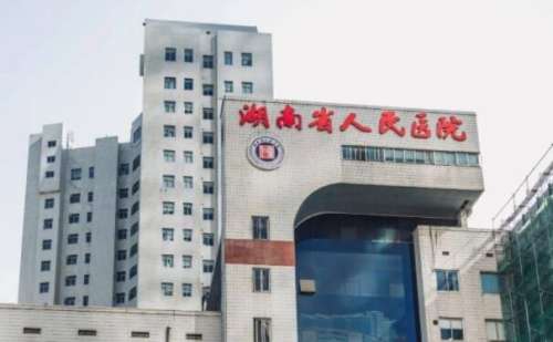 湖南省人民医院罗滔厚唇改薄手术技术很不错，他擅长广泛的外科美容手术项目，尤其在做五官整形方面设计审美很赞，风格比较细腻，很多案例得到了大家的认可，服务也很贴心周到。在做厚唇改薄整形时会根据每个人的天生唇部基础条件以及美容需求进行专业设计，做完后的唇形自然饱满，并且符合五官结构比例，能够在很大程度上提...