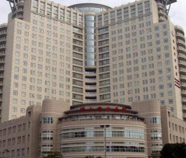 1、佛山市中医院整形科概览 佛山市中医院整形科，作为一家历史悠久的医疗机构，自1956年成立以来，一直致力于将传统中医理念与现代医学技术相结合，为患者提供全方位的美容整形服务。医院