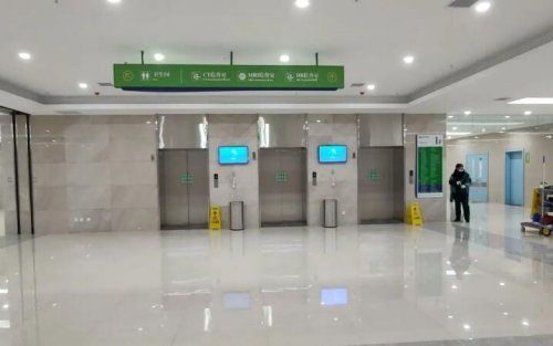 在吉安市中心人民医院整形科，患者们常怀着对美的追求和对专业的信赖，走进这个充满希望的空间。这里，不仅有着先进的医疗设备，更有着一支技术精湛、经验丰富的医生团队。他们以精湛的