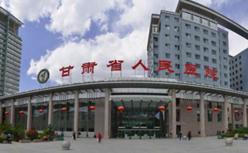 甘肃省人民医院侯亦康肿泡眼双眼皮报价大概在7000元到20000元左右，实际价格无法作出统一判断，需要根据每个人的肿泡眼程度，选择的双眼皮操作形式来进行评估。侯医生是该医院整形科实力外科美容专家，能够开展多种类型的热门手术项目，在双眼皮方面见解独到，风格时尚，可以结合每个人的眼部基础条件以及五官结构...