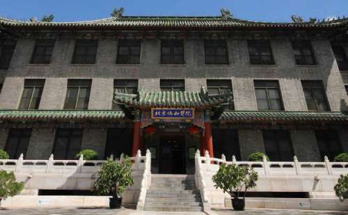 北京协和医院孟湉玻尿酸去泪沟案例经验丰富，她熟知每一种玻尿酸品牌和型号的特性，能够根据每个人的泪沟程度以及肌肤质地选择适合的玻尿酸产品，并且做出准确判断，实施技术精湛，操作手法轻柔，在做玻尿酸填充方面收到了很多顾客的认可。如果出现泪沟情况会使整个人的面容看起来憔悴不堪，不妨到北京协和医院找孟湉医生进...