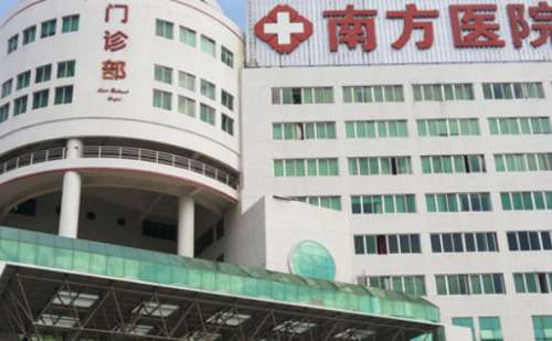 南方医科大学南方医院于娜沙激光祛斑技术操作熟练，她的理论基本功深厚，实践经验丰富，能够根据每个人的色斑情况和皮肤质地进行准确分析，制定针对性的祛斑方案，选择适合的去类型，在实施过程中可以合理的调整参数，根据不同的色斑程度进行操作，对皮肤产生的损伤比较小，术后能够得到比较好的去斑结果，在行业内得到了大...