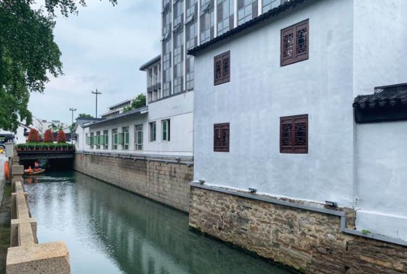 苏州市立医院整形外科隆鼻修复详细介绍 01. 医院介绍 本部成立于2001年。苏州医院整形外科专业，现有专科医师3名。其中副主任2名、医师1名，在上海九院进修。并取得了江苏省美容医师主诊医师