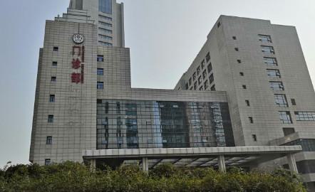 安徽省立医院整形外科硅胶隆胸详细介绍 01. 医院介绍 安徽医院乳癌根治术中，供区组织缺损，常采用背阔肌皮瓣重建术。在此基础上，采用横腹直肌皮瓣血管移植重建乳房，并可减轻腹部脂肪，