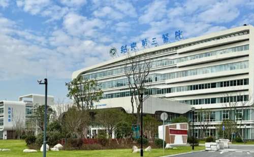 不论什么原因，在脸上、手臂或是腿上留下疤痕都很影响颜值，试了再多的去疤膏，可是疤痕却依然顽固不化，很难去除，其实要想合理的去除疤痕，通过医学方法还是比较靠谱的。只要找到好的医院，找对专业医生，什么样的疤痕都可以迎刃而解。绍兴第三医院皮肤科中的杨梦露医生在皮肤美容方面比较有经验，她可以用扎实的医学基础...