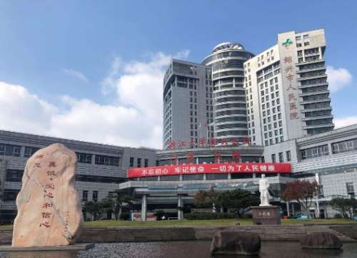 不知道生活在绍兴的朋友们有没有脱发或者是发际线后移的困扰，遇到这种问题真的只能叹气，尤其是每天早上起来以后，照着镜子看到自己头顶上只有那么几根头发，还有心思去工作吗?还有心思去上学吗?恨不得将头发全部揪掉，或者是直接戴上假发。其实遇到这样的问题也不用太担心，毕竟现在时代进步了很多，绍兴当地就有多家靠...