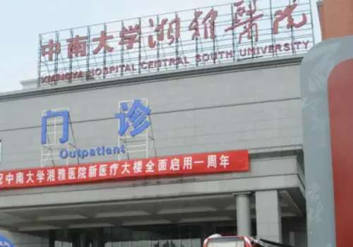 长沙近视矫正手术的价格是多少?眼线成为了不少近视异族形影不离的伙伴，可佩戴眼镜烦恼又让人渴望，摆脱近视矫正手术便成为了大家心中的希望之光。然而当准备踏上摘眼镜的旅途时，手术的价格却成为了一团迷雾，让人不知如何下手。长沙近视矫正技术在不断的创新手术方法也是越来越多，价格更是千差万别。接下来就一起看看长...