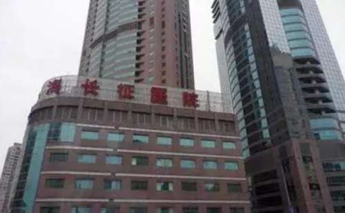 脸部金属更加的光滑干净，能够让面部状态看起来更加的漂亮，很多爱美的人会因为面部斑点的问题来选择各种方式来淡斑，其中激光祛斑是很不错的一种方式，能够让斑点逐渐淡化，恢复肌肤的光滑干净美感。上海长征医院李由激光祛斑美容经验更加的丰富，能够利用先进设备以及自身更加娴熟的操作手法，让顾客享受到优质的待遇，达...