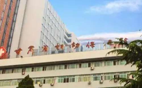 甘肃省妇幼保健院女性整形美容科拥有着一支技术精湛经验丰富的医生团队，其中白海亚医生就是该科室的副主任医师，这位医生所擅长的项目种类比较多。在厚唇整形上会根据每个人的唇部情况和个人需求，制定个性化的填充方案，注重细节，能够很好的把握竞争位置和填充量塑造出自然美丽的唇形。下面通过本文就一起来看看医生的技...