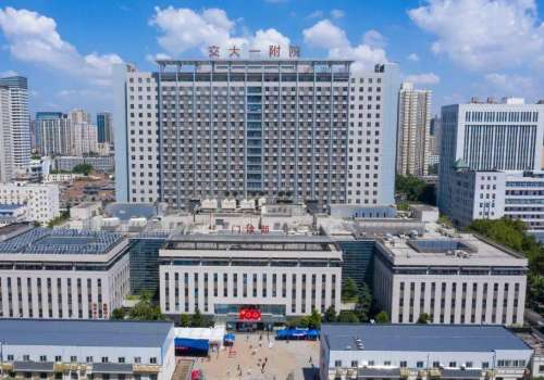西安交通大学第一附属医院玻尿酸怎么样？看到近期医美圈内玻尿酸很火，自己内心也在蠢蠢欲动，从网上做了很多功课之后，发现有的人做完玻尿酸可以逆袭颜值，但是有的人面部僵硬看起来很不自然，因此在选择医院的时候瞬间就纠结住了，其实西安交通大学第一附属医院玻尿酸技术品质保障还是比较高的，该科拥有成熟的服务体系，...