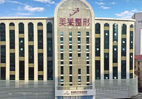 长沙注射隆鼻哪家好?一个精致挺翘的鼻子宛如面部的画龙点睛之笔。瞬间可以提升整体的气质和魅力，注射隆鼻可以不用开刀，恢复快的优势，成为了很多长沙爱美者实现美丽梦想的热门选择。然而长沙医美市场鱼龙混杂，大大小小的机构，让人挑的眼花缭乱，究竟哪一家在注射隆鼻领域脱颖而出。哪家的技术和材料比较优质，能够打造...