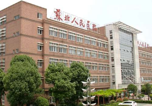 扬州双眼皮哪家做得好？做双眼皮整形，如果盲目跟风的话，很容易出现翻车的情况，这项手术比较考验医生的技术和审美，一旦宽度差1毫米或者是弧度差5度的话，那么打造出来的效果真的会天壤之别，为了让大家避开那些不可靠的医院，现在结合医美大数据的分析，终于给大家整理出了扬州当地可靠的双眼皮手术公立医院，那些在扬...