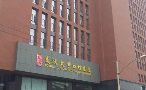 虎牙突出，牙缝大或是牙列拥挤，一张嘴就让人觉得很尴尬，听说佩戴牙齿矫正器能够使牙齿变得整齐，可是戴了一段时间发现并没有效果，而且牙龈还磨得又红又肿，其实想要牙齿恢复整齐美观，通过金属自锁牙套矫正还是比较靠谱的，武汉大学口腔医院陈科名医生在这项技术方面操作水准突出，案例经验丰富，可以结合不同人的实际年...