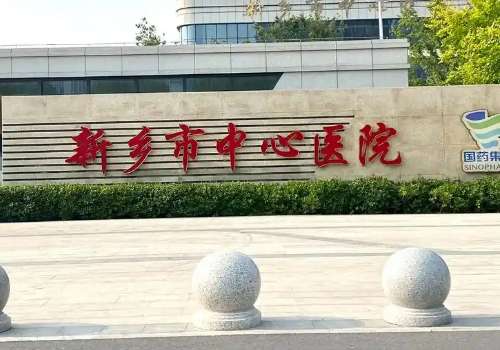 现在有不少的宝子们都比较关注丰唇这项医美操作，想让自己的唇部变得更加的饱满，提升整体的形象气质，而在新乡市中心医院丰唇技术就相当不错，价格方面相对实惠，并不会让你们乱花冤枉钱，就连坐诊医生人员也都是整形大咖，下面就为大家继续分享新乡市中心医院丰唇专家公布！赶紧码住，不吃亏哦。1、新乡市中心医院丰唇专...