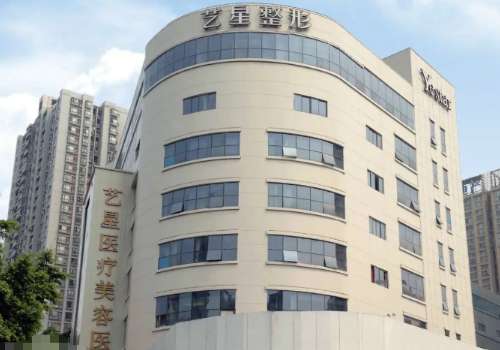 成都填充全脸要多少钱？年龄不断增长，随着面部水分、胶原蛋白的流失，会逐渐出现凹陷的情况，缺乏立体感，显得整个人老气又没有精神。填充全脸作为医美界的热门项目，能够让面部重新恢复饱满圆润，使皮肤恢复年轻紧致，不过在成都操作填充全脸的价格参差不齐，从几千到几万都有，今天的文章给大家整理了成都填充全脸比较靠...