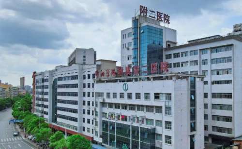 邵阳学院附属第二医院牙套技术是很正规的，该院成立于1986年，2007年成立了口腔医学专业，现在发展成为了一所综合性的口腔医学基地，开设了教研班，六个专业科室，多年的发展成为了医院重点专科，现有一支技术出色的口腔医师团队，擅长操作多种领域的技术，牙套技术在业界的口碑是很好的，通过现代化的矫正方式可以...