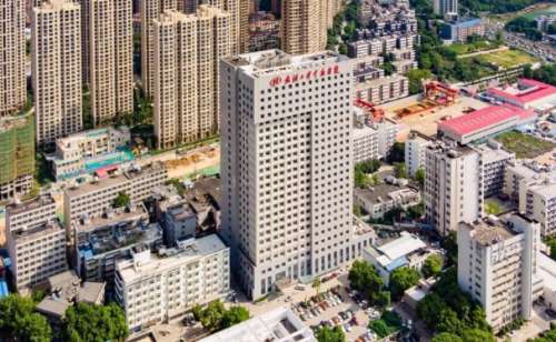 年龄的增长给我们带来了丰富的阅历提升自身的内涵，同时给我们的形象带来了较多的影响，就比如说我们会随着年龄增长导致的面部下垂的问题出现，这个问题出现之后，给个人带来了苍老的感觉，不过当下这个问题随着医美技术的逐步成熟，就可以通过面部下垂提升的方法进行解决，武汉中大学中南医院在这方面具备了成熟的技术和合...