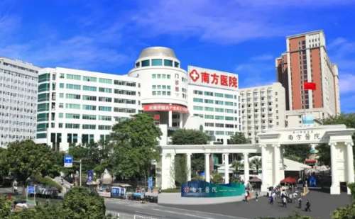 南方医科大学南方医院整牙齿的技术水平是很高的，通过医院的技术让朋友们的牙齿回到健康的状态医院做种牙手术技术较好的医生是高杰，陈美美，刘阳等医生，这几位医生在整牙齿方面有着较好的研究，为了不断提升自身的技术水平，多次到海内外的整形机构进修学习新的技术，可以把学习到的技术应用到临床实践当中，更好的服务于...
