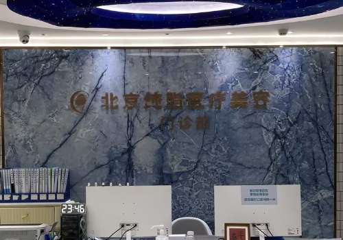 北京全脸脂肪填充需要多少钱？很多姐妹面对扁平的额头、凹陷的脸颊总是唉声叹气，殊不知美容行业内的全脸脂肪填充技术堪称面部饱满秘诀，从自身抽取脂肪细胞填充到面部，既能瘦身又能够让脸蛋变得饱满紧致。很多姐妹都很关心这项手术的价格到底高不高，北京全脸脂肪填充的价格区间大概在2.8万到7.5万元左右。具体费用...