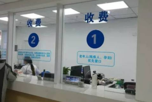 在生活压力和高强度的工作下，很多的人的皮肤都会出现不同程度的毛孔粗大，痘痘粗糙等现象，这些问题通过化妆是根本遮盖不住的，如果尝试常规性的方式，并不能从根本上解决问题，不妨尝试通过光子嫩肤的技术做调整。哈医大四院做光子嫩肤求美案例接下来会做详细的整理，毕竟在这家医院的整形美容科，集合强大的医生团队，专...