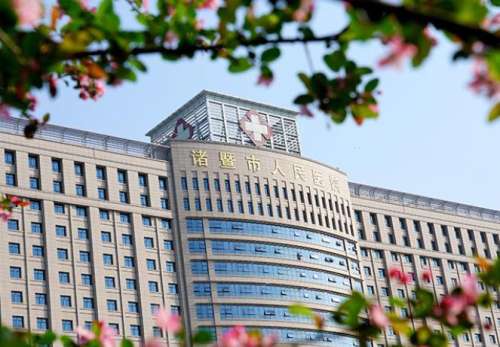诸暨人民医院正畸多少钱?价格低至9800元!附属医生信息~一口整齐的牙齿，可以让一个人的笑容更具感染力，想必在现实生活中没有几个人可以抵抗牙齿整齐带给大家的美感，只是在现实生活中，并不是所有人天生牙齿就整齐的，所以随着现在医疗技术提升，很多人会选择牙齿正畸来解决，但是在牙齿正畸方面，具有特色的医院也...