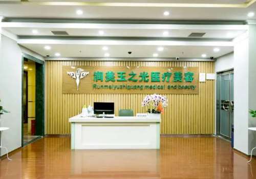 北京玉之光脂肪填充眼窝技术很不错，会由专业的脂肪移植医生来进行操作，很讲究注射的层次与点位，不会为大家过度填充，以少量多次的注射原则，可更好地解决每一个人的眼窝凹陷的不良问题。让每一个人的眼部形态都能够变得更加年轻协调。多年来在脂肪填充眼窝方面得到了更多人的广泛赞誉，接下来再带大家深入的了解一下北京...