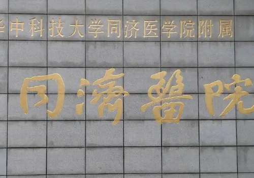 　武汉近视眼手术多少钱?近视眼人穷日益的增多，近视眼手术成为了很多人拥有清晰视力的热门选择，却对费用一知半解，心理直犯嘀咕，其实武汉近视眼手术的价格并不标准，受到了多重因素的影响。比如全飞，秒半飞秒，人工晶体植入等。不同的手术方法会影响到价格的波动。大家感兴趣就一起来看看武汉近视眼手术多少钱，以及可...