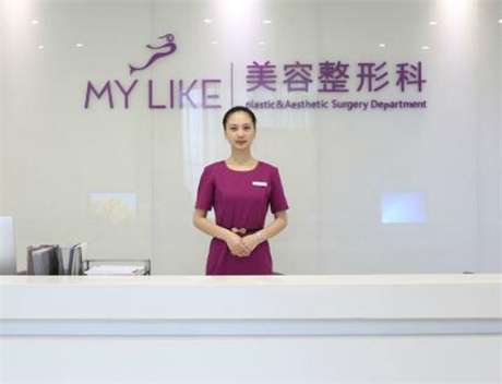 上海市作为一个重要区域，拥有多家有名的口腔医院提供儿童玻璃离zi补牙服务。在众多的选择中，上海美莱整形医院口腔科,上海市口腔医院 闵行院区,上海市第七人民医院口腔科,上海仁济医院口